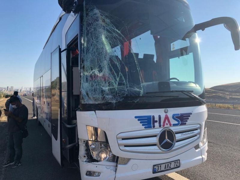 Ankara’da yolcu otobüsü Aselsan personelini taşıyan minibüse çarptı: 1 ölü, 2’si ağır 8 yaralı
