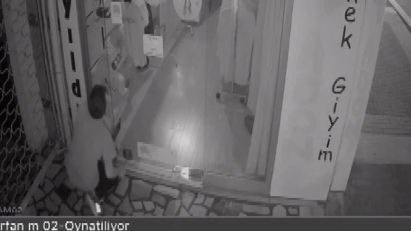 Bursa’da giyim mağazasına giren hırsız güvenlik kameralarını hesaba katmadı
