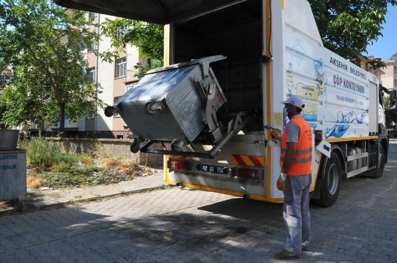 Akşehir’de çöp konteynerleri yıkanıp dezenfekte ediliyor
