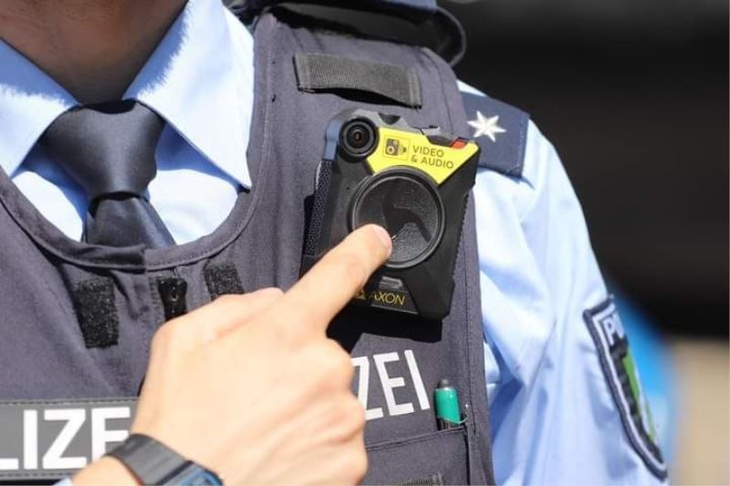 Almanya’da polisler vücut kamerası ile devriye gezecek
