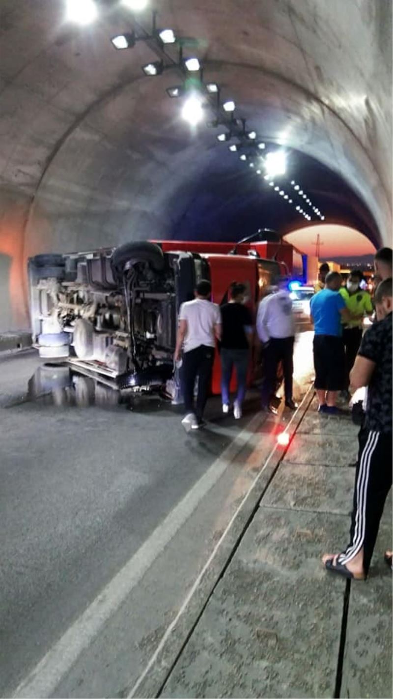 Tünelde kamyon devrildi, metrelerce araç kuyruğu oluştu
