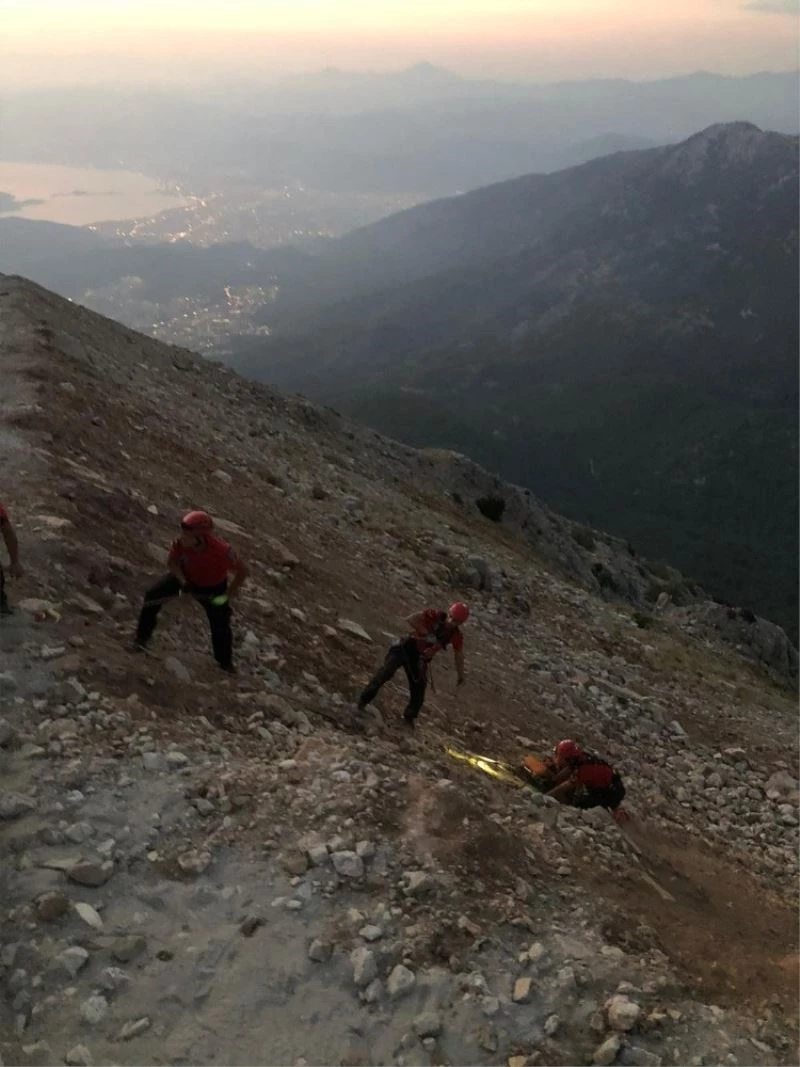 Kayalıklara düşen İngiliz pilotu JÖAK ve JAK kurtardı
