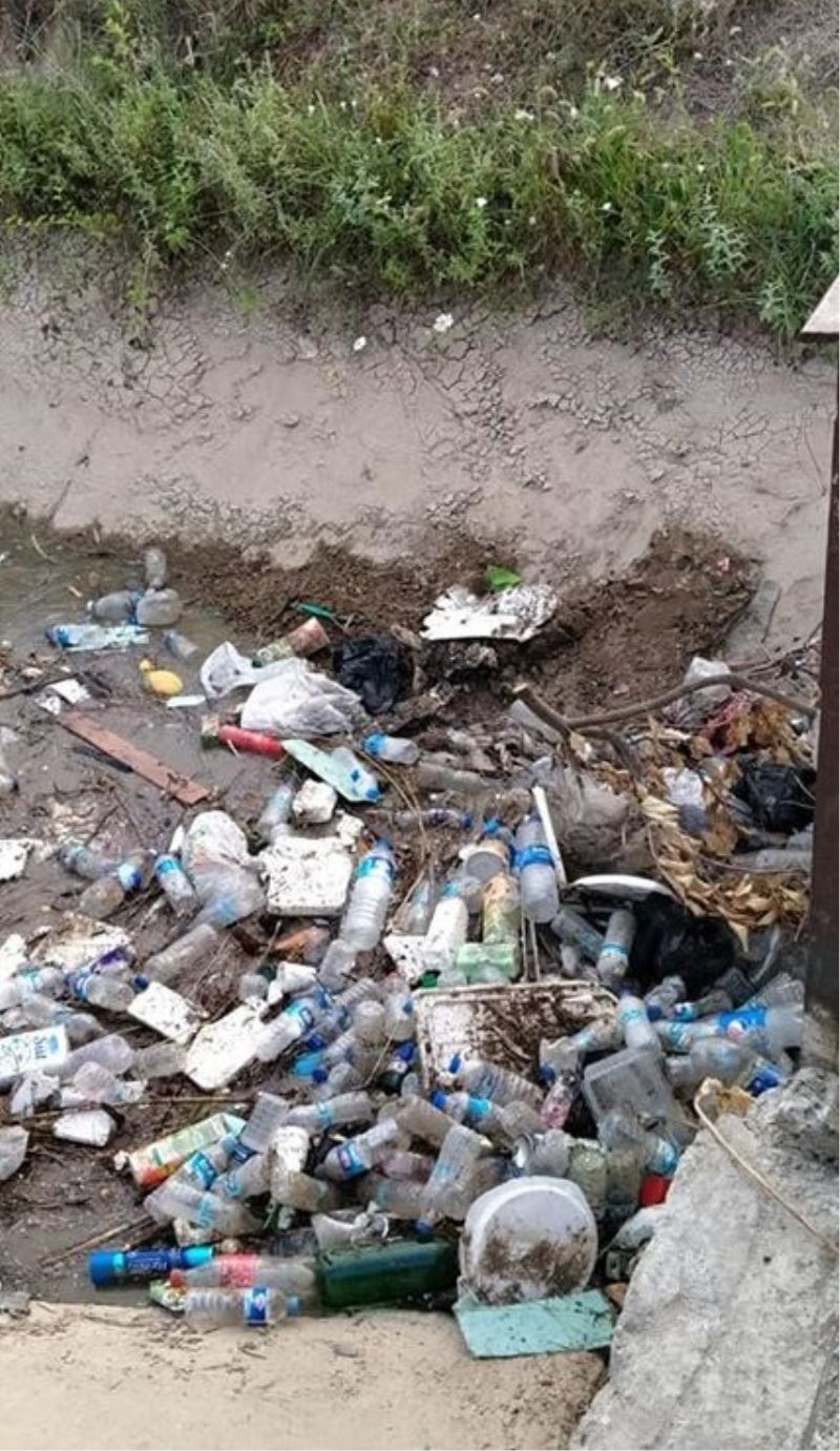 Sulama kanalına atılan çöpler utandırdı

