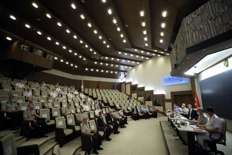 Bakan Akar, terfi eden ve atama gören general ve amirallerle bir araya geldi
