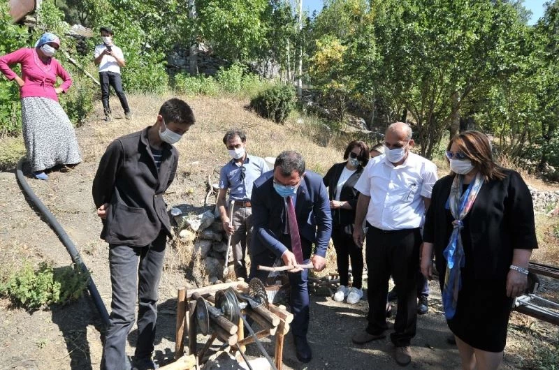 TÜBİTAK Başkanı Mandal genç kaşifi köyünde ziyaret etti
