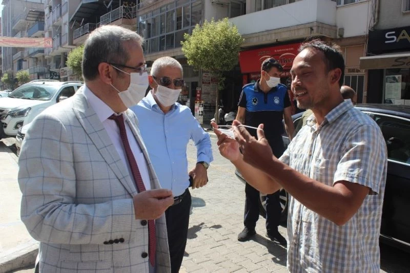 Kaymakam Sağlam, maskesiz gezenlere maske taktırdı
