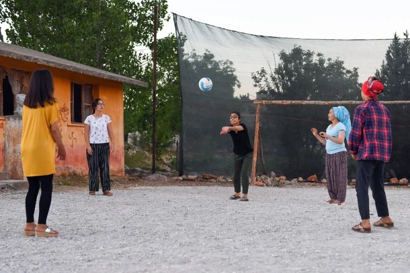 Büyükşehir Belediyesinden, Yağda Mahallesi sakinlerine spor ekipmanı desteği
