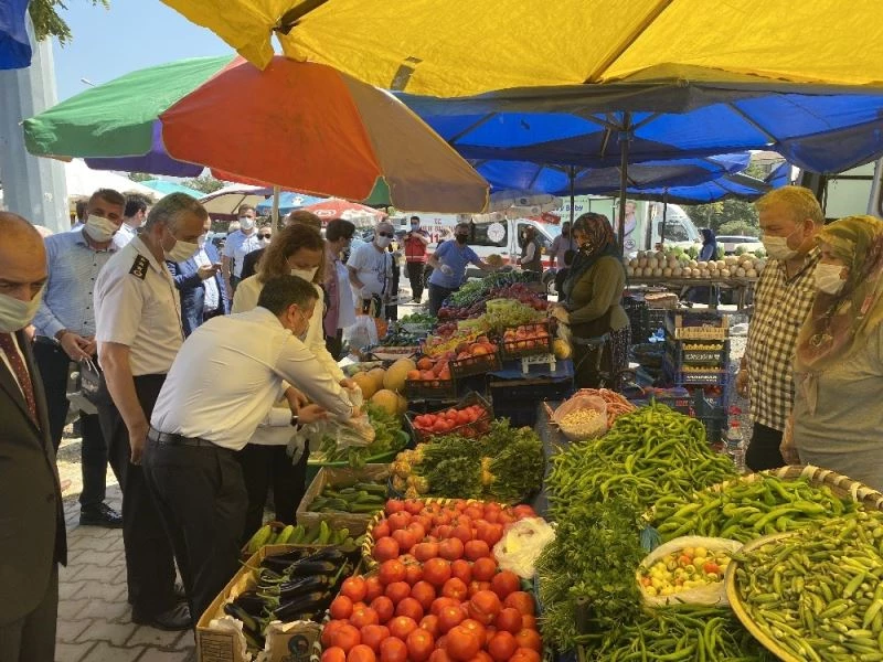 Kız çocuğu maske takmadığını fark edince eliyle ağzını kapattı, Vali Atay maske hediye etti
