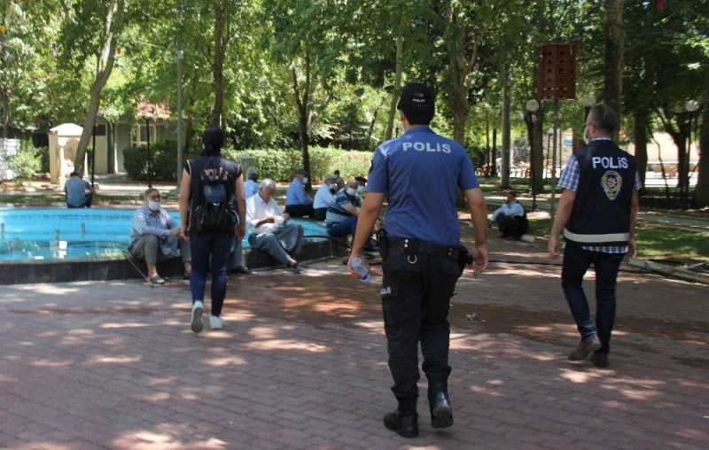 Polisi gören maskesini taktı
