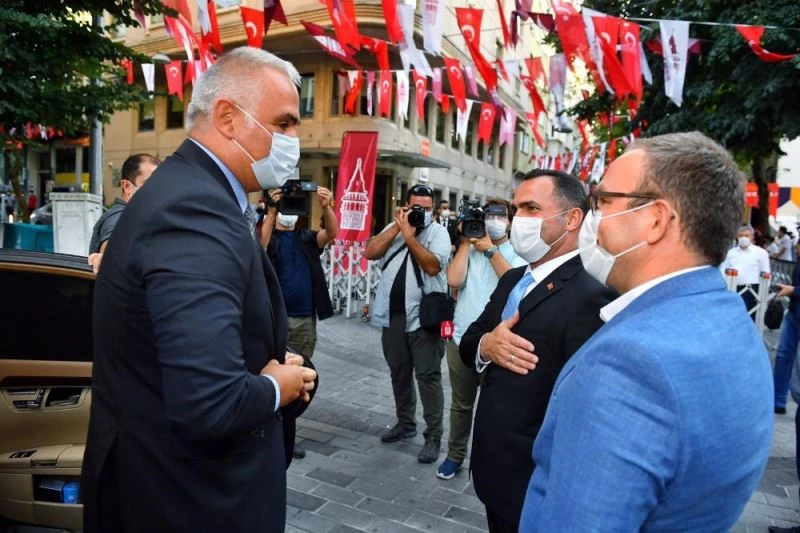 Bakan Ersoy: “Misafirlerimizi güvenli bir ortamda sanatla buluşturmayı hedefliyoruz”
