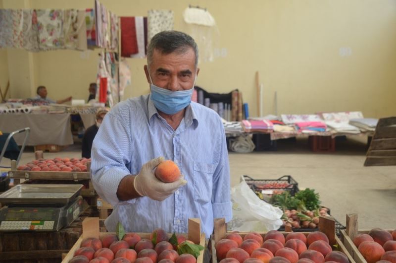 Yerli şeftalinin fiyatı her geçen gün düşüyor
