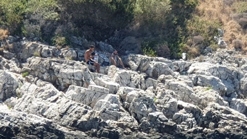 Kuşadası Körfezi’nde lastik botları batan 2 göçmen kurtarıldı
