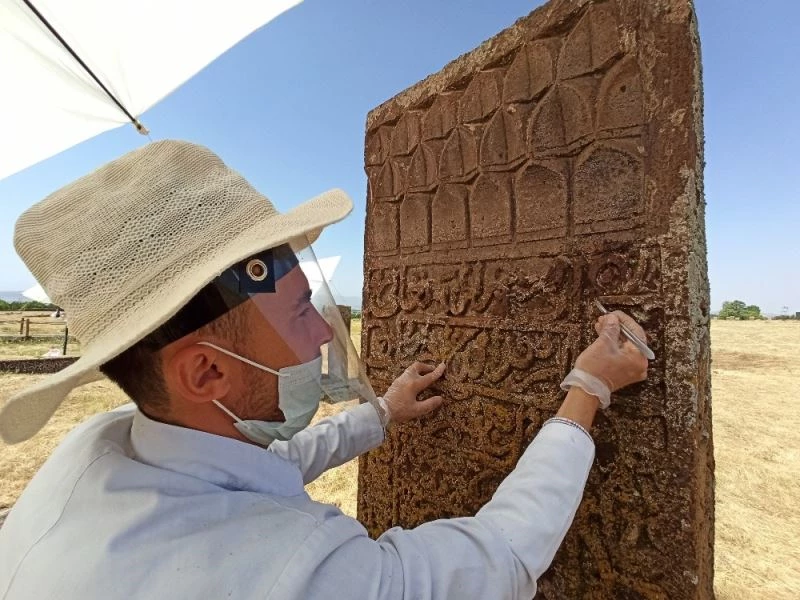 Tarihi mezar taşlarının dili çözülüyor
