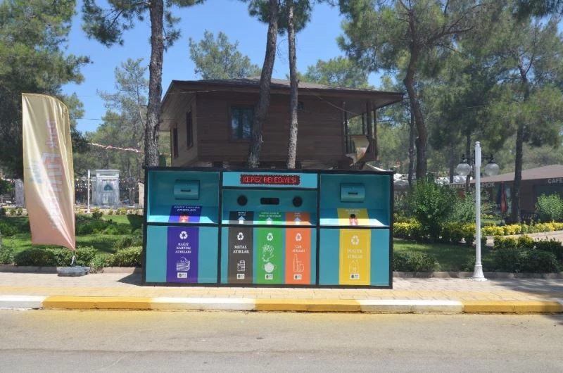 Kepez’de, eldiven ve maskeler, Mobil Atık Getirme Merkezi’ne
