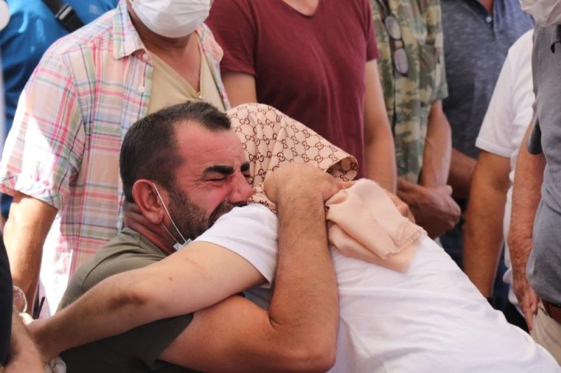 Kazada ölen iki arkadaşa gözü yaşlı veda
