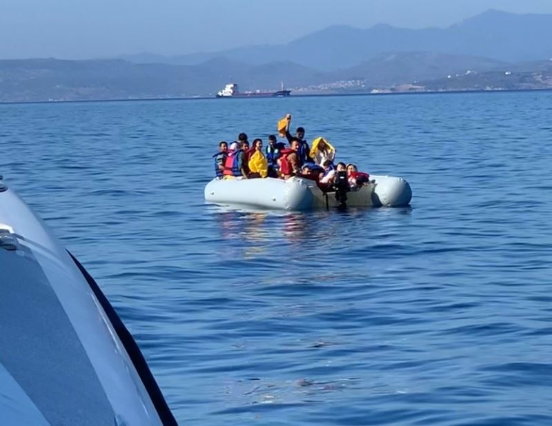 Yunan askerinin benzin bidonlarını zapt ettiği göçmenleri Sahil Güvenlik kurtardı
