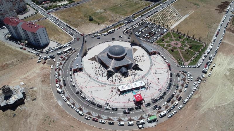 Türkiye’nin ilk Ay Yıldız camisi cuma namazıyla ibadete açıldı
