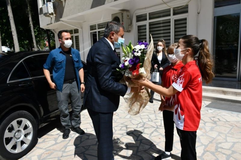 Vali Şıldak’ı küçük sporcular karşıladı
