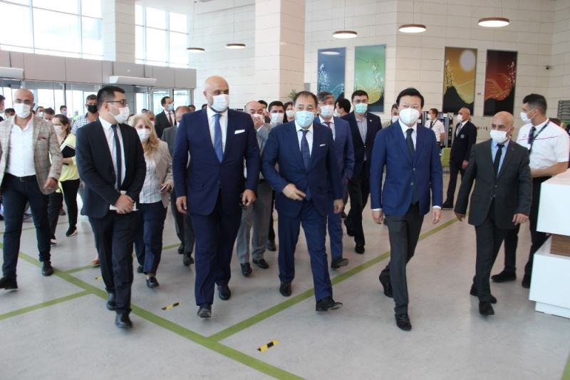 Kazakistan Başbakan Yardımcısı, şehir hastanesi modelini Manisa’da inceledi
