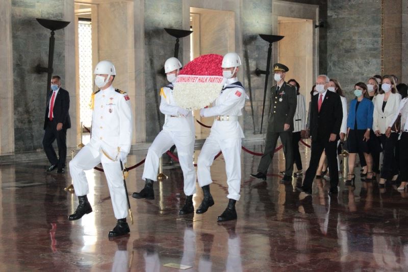 Kılıçdaroğlu, yeniden genel başkan seçilmesinin ardından Anıtkabir’i ziyaret etti
