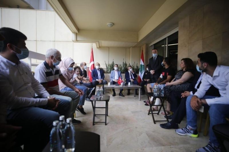 Cumhurbaşkanı Yardımcısı Oktay ve Dışişleri Bakanı Çavuşoğlu, Lübnan’daki patlamada yaralanan Türk aileyi ziyaret etti
