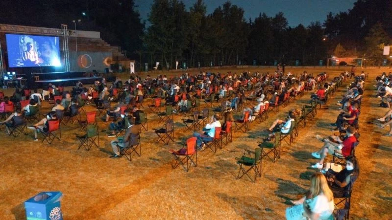 Çalı’da yıldızların altında sinema keyfi
