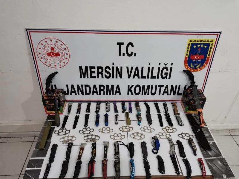 Seyyar işletmede çok sayıda bıçak ele geçirildi
