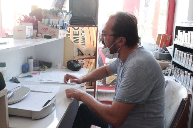 (Özel) Çalışırken söylediği şarkılarla müşterilerini mest ediyor
