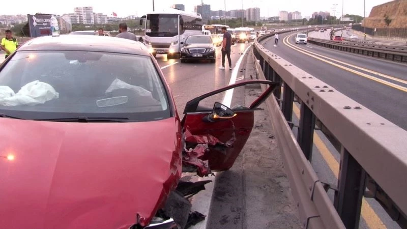 Sefaköy E-5’te otomobil bariyerlere çaptı: 2 yaralı
