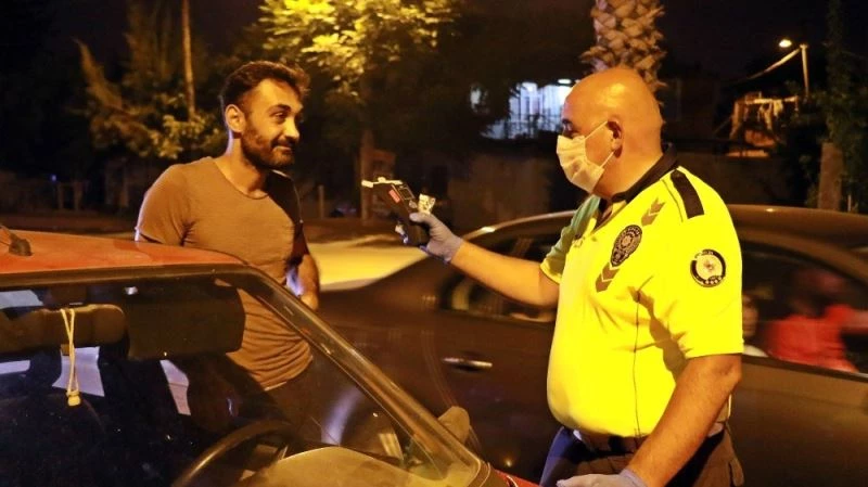 Polisin ’gözler kalbin aynasıdır’ diye kontrol ettiği sürücü alkollü çıktı
