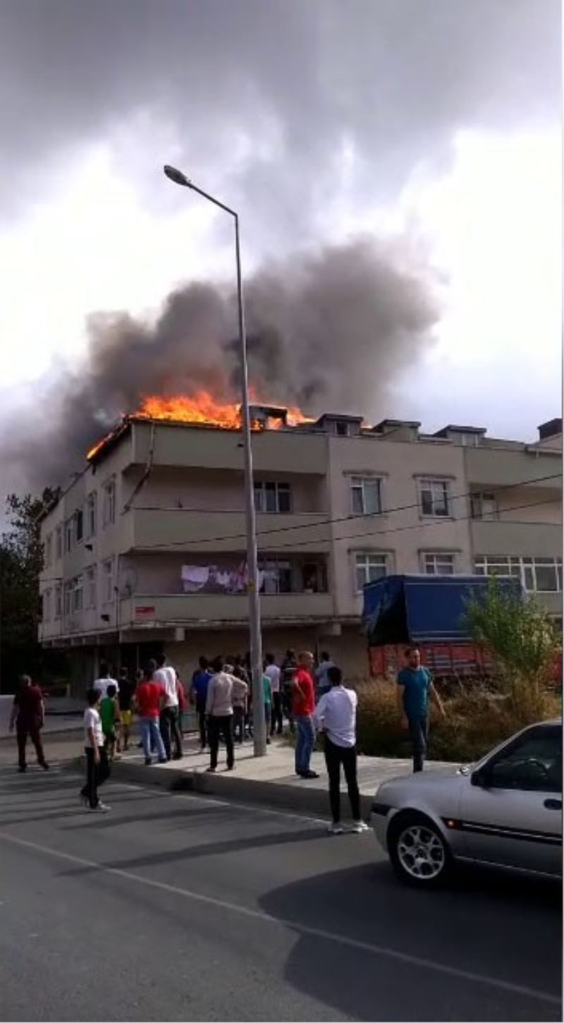 Arnavutköy’de mangaldan tutuşan çatı, alev alev yandı
