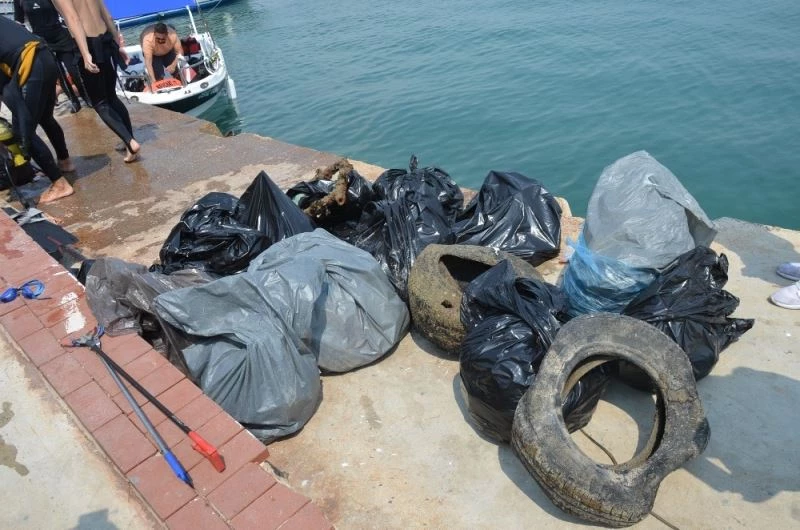 Didim’de deniz dibinde temizlik yapıldı
