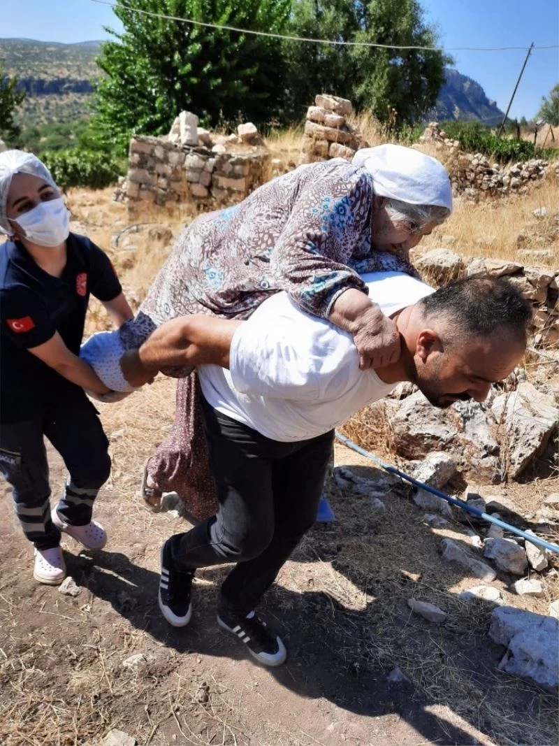 Ambulans şoförü 120 kilo ağırlığındaki hastayı 2 kilometre sırtında taşıdı
