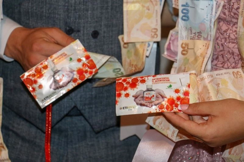 Gelin ve damada Borel taktılar
