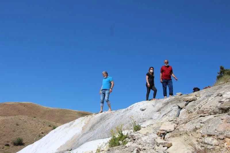 Travertenler, görsel güzelliğinin yanı sıra suyunun şifalı olduğuna inanlar tarafından ilgi görüyor
