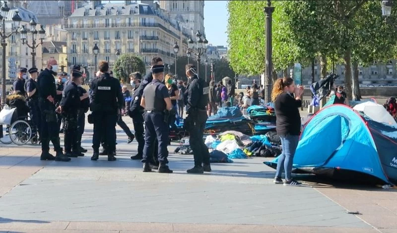 Fransız polisi, çadır kuran göçmen evsizlere uyurken müdahale etti
