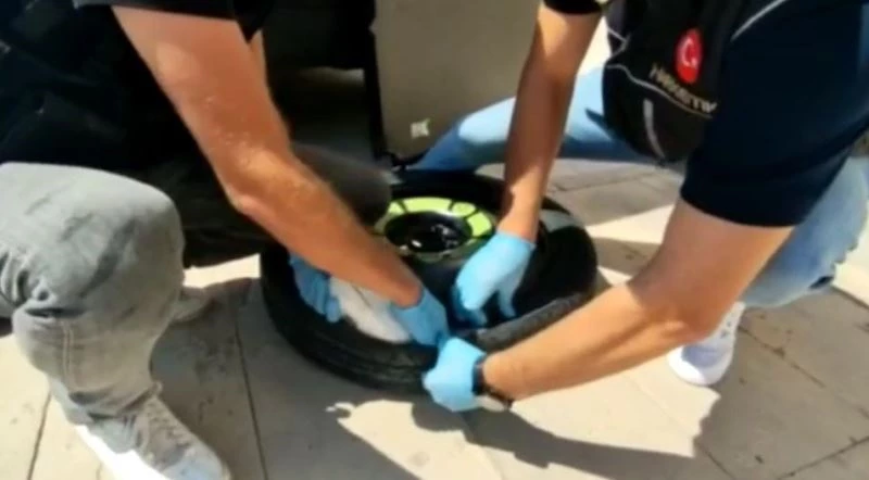 Otomobilin stepnesine 2 kilo 290 gram uyuşturucu yerleştiren 2 şüpheli tutuklandı
