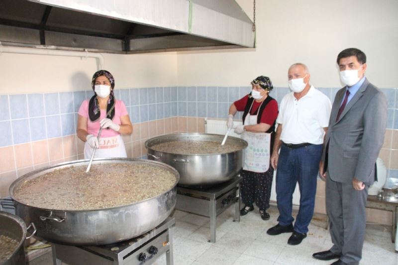 Erzincan’da aşure kazanları barış ve kardeşlik için kaynadı
