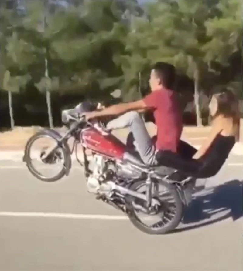 Motosiklet üzerinde yürekleri ağza getiren hareketler
