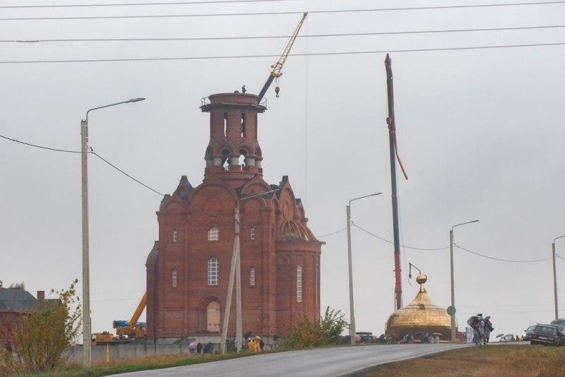 Rusya’da inşaat halindeki kilisenin kubbesi vinçten düştü
