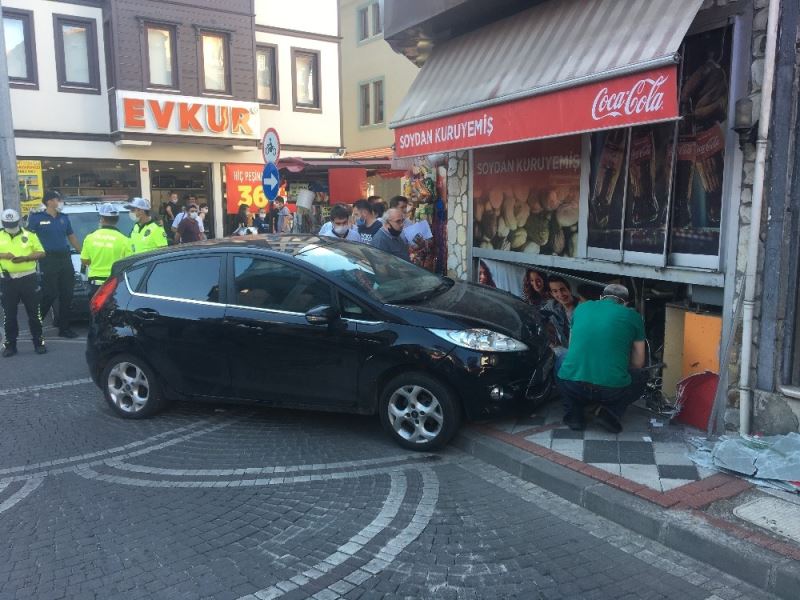 Gaz yerine frene bastı, dükkana girdi: 1 yaralı
