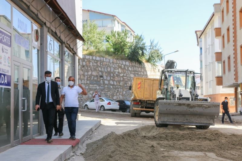 Başkan Tanğlay parke çalışmalarını denetledi
