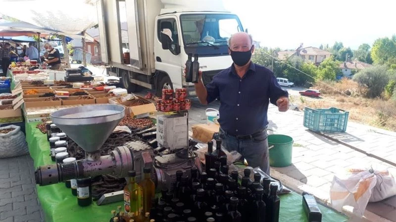 Pazarda çörek otu satıyor
