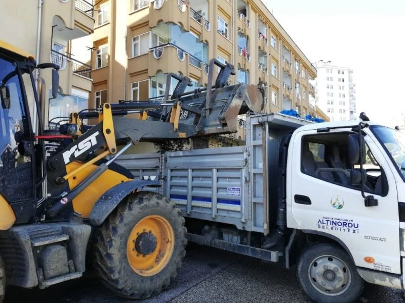 Altınordu’da ekipler afetin izlerini siliyor
