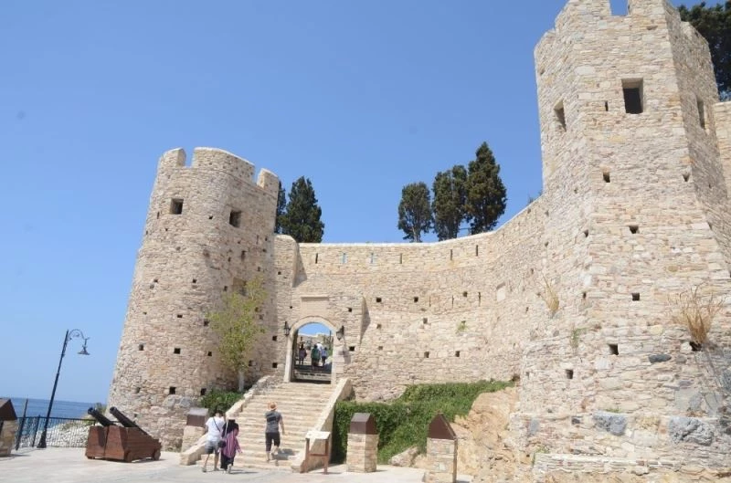 Kuşadası’nın simgesi Güvercinada’yı 60 bin kişi ziyaret etti
