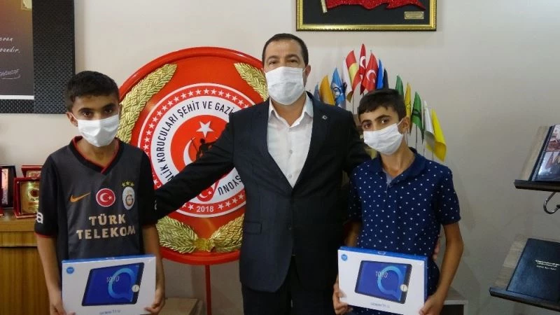 Bayrak aşığı kardeşler güvenlik korucuları tarafından ödüllendirildi
