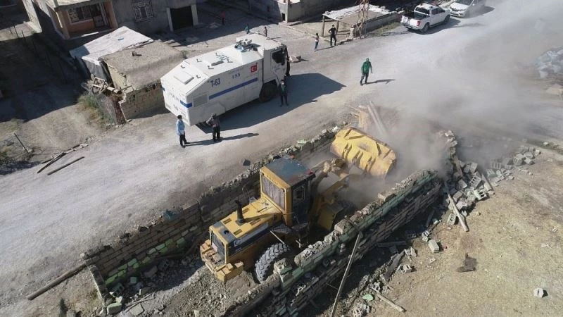 Edremit’te ahır yıkımları kararlılıkla sürüyor
