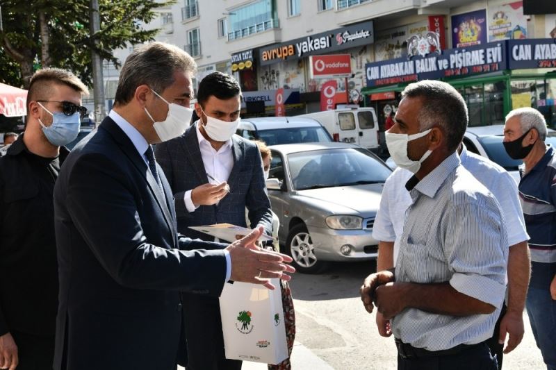 Gönül selamı verdi, dirsek tokuşturdu
