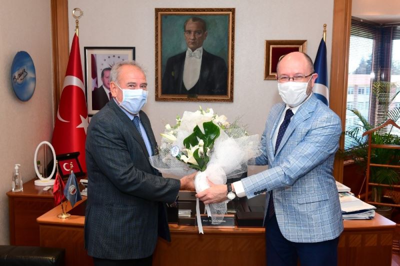 Sporun başarılı ismi Dr. Öğütveren’e anlamlı plaket
