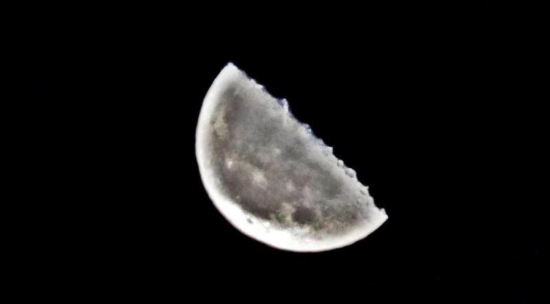 Yüksekova’da parçalı Ay kendine hayran bıraktı
